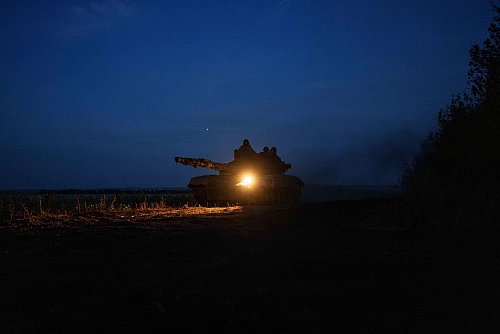 Schwere Kämpfe in der Ostukraine dauern an. (Archivbild) - © Evgeniy Maloletka/AP