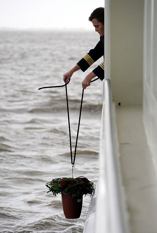 Seebestattung vor der ostfriesischen Insel Wangerooge - eine Urne aus Muschelkalk wird in die Nordsee hinabgelassen. - © Ingo Wagner/dpa/dpa-tmn
