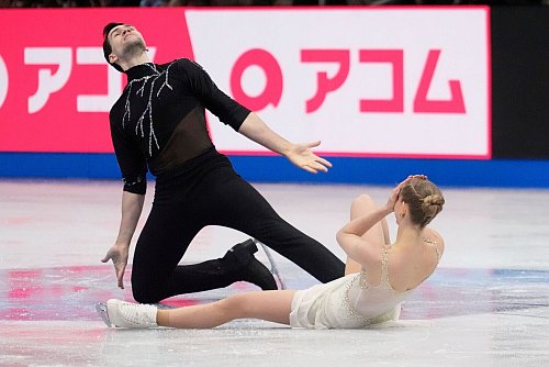 Nikita Wolodin (l) und Minerva Hase stellen bei der Eiskunstlauf-WM eine persönliche Bestleistung auf. - © Charles Krupa/AP/dpa