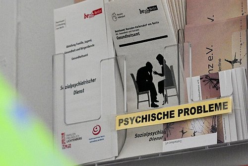 Es gibt viele Anlaufstellen, die gut helfen: am Telefon, online und persönlich. Im akuten Notfall aber gilt: 112 wählen oder zur Klinik fahren. - © Jens Kalaene/dpa/dpa-tmn