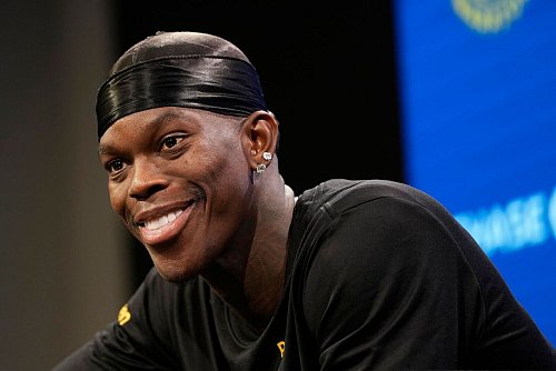 Dennis Schröders Sohn lockerte die Stimmung nach dem ersten Wechsel-Schreck auf. - © Jeff Chiu/AP/dpa