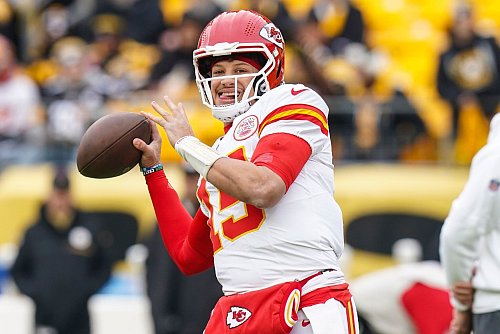 Chiefs-Quarterback Patrick Mahomes verbringt Weihnachten mit einem Football. - © /Matt Freed/AP/dpa