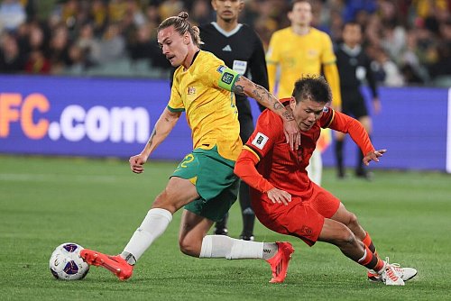 Will für Australien bei der WM spielen: Kapitän Jackson Irvine (l), hier im März 2025 gegen Chinas Li Yuanyi. - © James Elsby/AP/dpa