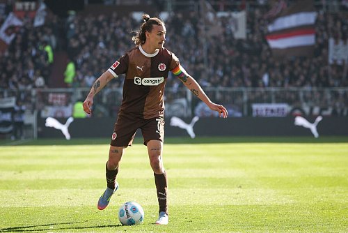 Ein Bild aus der vergangenen Saison: St. Paulis Kapitän Jackson Irvine möchte bald wieder spielen. - © Christian Charisius/dpa