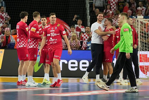 Wahnsinn von Zagreb: Nach Abpfiff steigt auf dem Parkett eine große WM-Party - © Darko Bandic/AP/dpa