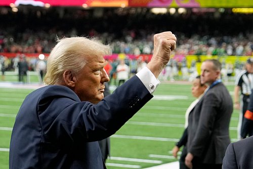 Sieht auch den Sport als politische Bühne: Donald Trump als Gast beim Super Bowl. - © Ben Curtis/AP/dpa