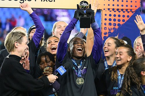 Barbra Banda (M) aus Sambia ist eine der besten Spielerinnen in der US-Frauenfußball-Liga. Wegen der Einreisebeschränkungen unter Donald Trump verzichtete sie auf einen Länderspiel-Trip. - © Reed Hoffmann/AP/dpa