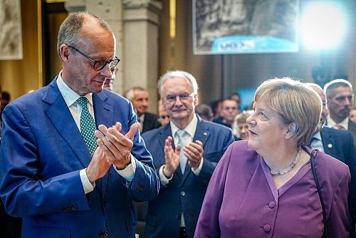 Ex-Kanzlerin Merkel distanziert sich mitten im Wahlkampf von Merz. (Archivbild) - © Kay Nietfeld/dpa