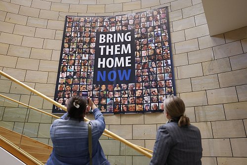 Der Landtag Nordrhein-Westfalens beschließt einen großen Maßnahmen-Katalog, den die Landesregierung zur Unterstützung Israels umsetzen soll. - © David Young/dpa