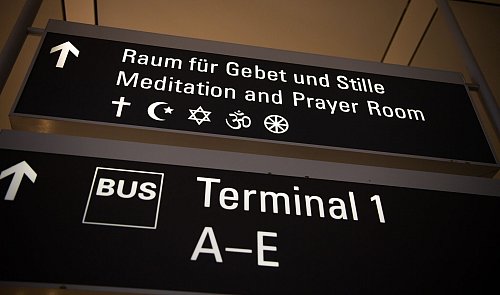 Räume der Stille: Neben sensorischen Räumen stehen Reisenden an vielen Flughäfen auch Gedenk- und Gebetsräume zur Verfügung. Diese Orte bieten eine willkommene Auszeit vom hektischen Flughafenbetrieb. - © Peter Kneffel/dpa/dpa-tmn