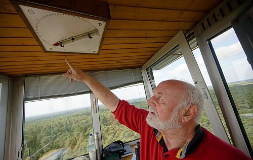 Mit einer Kreuzpeilung von drei Feuerwachtürmen aus kann ein Brandort genauer bestimmt werden. - © Henning Kaiser/dpa