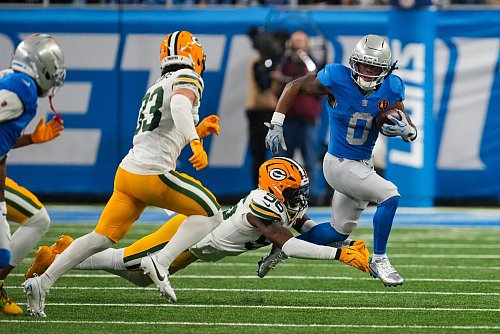Duell an Thanksgiving: Die Detroit Lions (blaue Trikots) im Duell mit den Green Bay Packers. - © Paul Sancya/AP/dpa