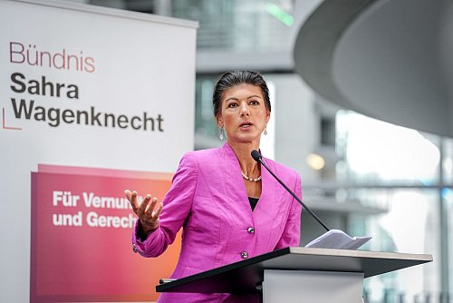 Die BSW-Chefin Sahra Wagenknecht kritisiert die jüngste Bundestagsrede von CDU-Chef Friedrich Merz zur Ukraine-Politik scharf. (Archivbild) - © Kay Nietfeld/dpa