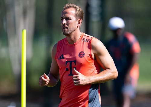 Harry Kane im Muskelshirt beim Training in der brennenden Vormittagssonne. - © Sven Hoppe/dpa