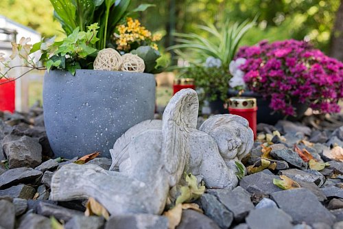 Vor dem Werkstor werden Blumen und Kerzen niedergelegt - © Rolf Vennenbernd/dpa