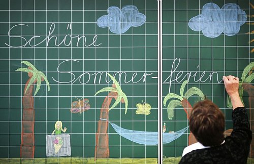Trotz empfindlicher Sanktionen schrecken viele Familien nicht vor Schulpflichtverletzungen zurück. (Archivbild) - © Ina Fassbender/dpa