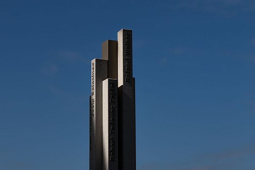 An der Gedenkstätte können auch Mitarbeiter der Getöteten innehalten - © Rolf Vennenbernd/dpa