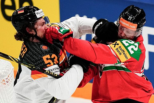 Für Kapitän Moritz Seider (l) und die deutsche Mannschaft geht es zu WM-Beginn gegen die vermeintlich leichtesten Gegner. - © Pavel Golovkin/AP/dpa
