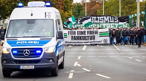 Fans demonstrieren immer wieder für ihre Leidenschaft. Beim Sicherheitsgipfel sind sie nicht dabei. - © Moritz Frankenberg/dpa