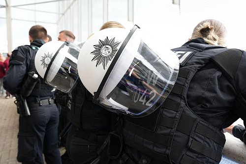 Sollen für Sicherheit sorgen: Polizistinnen und Polizisten im Stadion. - © Marcus Brandt/dpa