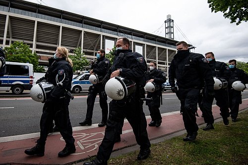 Die Sicherheit rund um Stadien und in den Arenen ist immer wieder Thema. - © Marius Becker/Deutsche Presse-Agentur GmbH/dpa