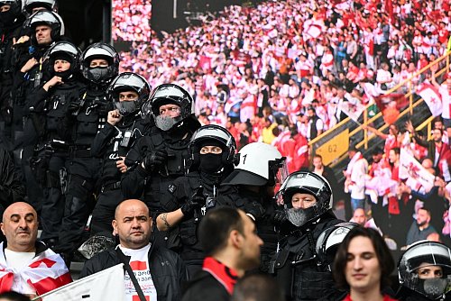 Die Sicherheit rund um Stadien und in den Arenen ist immer wieder Thema. - © Bernd Thissen/dpa