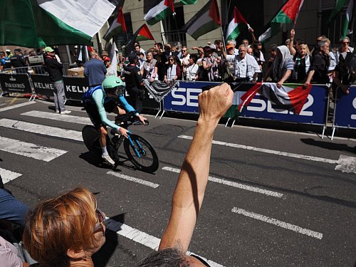 Auch auf der 18. Etappe der Vuelta á España waren propalästinensische Demonstranten zu sehen. - © Photogenic/Claudia Alba/EUROPA PRESS/dpa