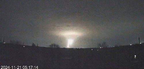 Dnipro während des russischen Angriffs. - © -/Ukrainian Emergency Service via AP/dpa