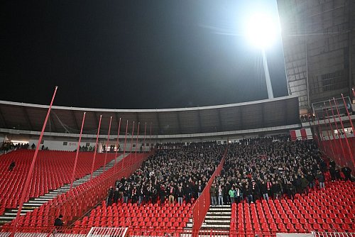 Ein Teil des Gästeblocks blieb im Belgrader Stadion am Mittwoch leer. - © Marijan Murat/dpa