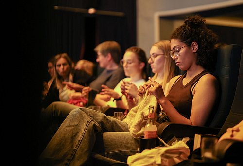 Multitasking im Kinosaal: Vom Alter ist das Publikum im «Strick-Kino» gemischt. - © Christoph Schmidt/dpa