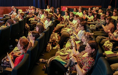 Das Publikum beim «Strick-Kino» sind überwiegend Frauen. - © Christoph Schmidt/dpa