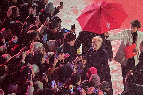 Im Schnee von Fans gefeiert: Tilda Swinton. - © Sebastian Christoph Gollnow/dpa