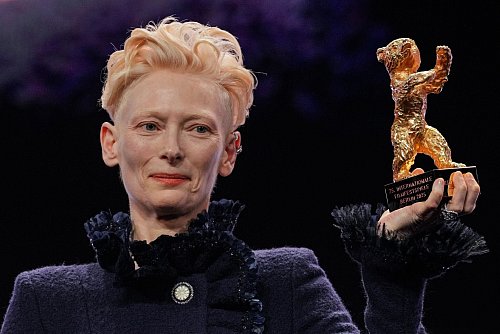 Tilda Swinton wird für ihr Lebenswerk geehrt. - © Soeren Stache/dpa