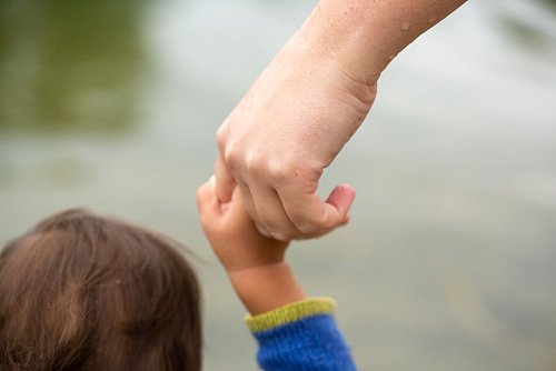 Mehr als zwei Drittel der Kinder und Jugendlichen sorgen sich davor, in Armut leben zu müssen. (Symbolbild) - © Fernando Gutierrez-Juarez/dpa
