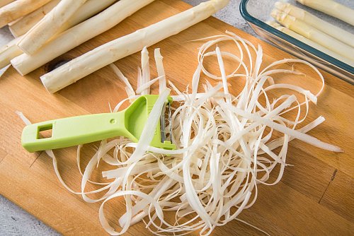 Zu schade für die Tonne: Aus den Schalen und Enden von weißem Spargel lässt sich ein Spargelsud herstellen. - © Christin Klose/dpa-tmn