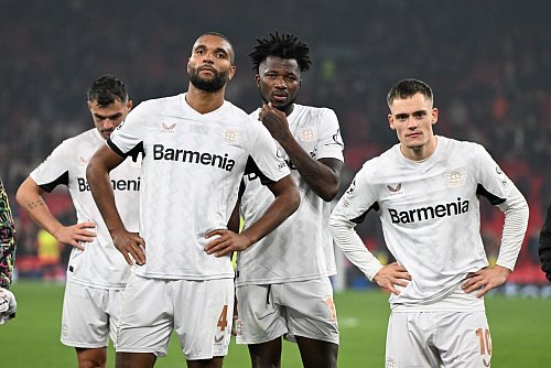 Die Spieler von Bayer Leverkusen mussten enttäuscht die Heimreise antreten. - © Federico Gambarini/dpa