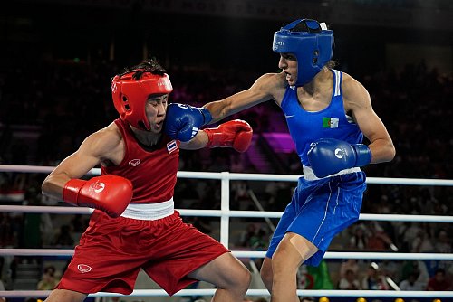 Imane Khelif (r) boxte sich in Paris zu Olympiagold. - © John Locher/AP