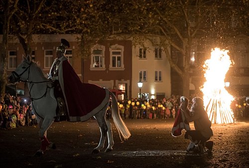 Sankt Martin hoch zu Roß fehlt auch beim Kleinkinderzug in Kempen nicht. (Archivbild) - © picture alliance / Bernd Thissen/dpa