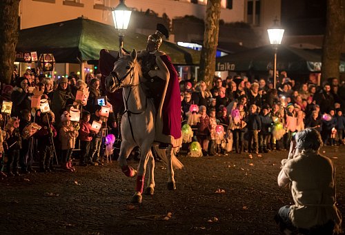 Einen Tag später steht der große Martinszug für Schulkinder mit Feuerwerk auf dem Programm (Archivbild vom Kleinkinderzug in Kempen) - © picture alliance / Bernd Thissen/dpa