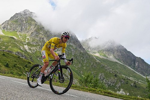 Tour-de-France-Sieger Tadej Pogacar geht als Favorit in das WM-Rennen in Ruanda. - © Thibault Camus/AP/dpa
