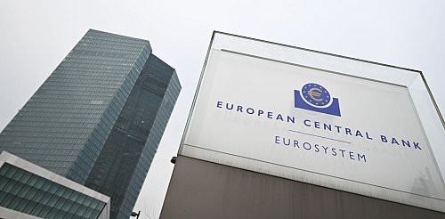 EZB schraubt Konjunkturprognose nach unten - © Arne Dedert/dpa