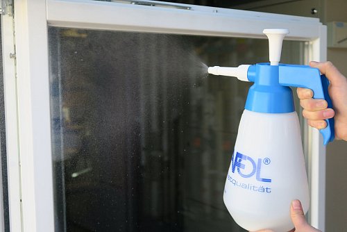 Bevor Sie die Sonnenschutzfolie auf die Scheibe kleben, sollte das Fenster am besten ausgehangen und gründlich gereinigt werden. - © Stiftung Warentest/dpa-tmn