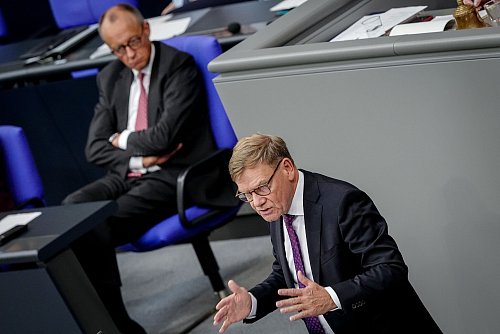 Auf den Wirbel um die Syrien-Äußerungen seines Außenministers Johann Wadephul hätte Kanzler Friedrich Merz (beide CDU) wohl gerne verzichtet. - © Kay Nietfeld/dpa