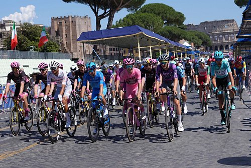 Das Peloton des Giro in Rom. - © Alessandra Tarantino/AP/dpa