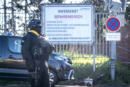 Der Zugang ist zum Hafen ist bewacht. - © Sina Schuldt/dpa