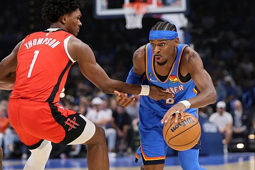 Shai Gilgeous-Alexander (rechts) und OKC sind die Gejagten in dieser Saison. - © Nate Billings/AP/dpa