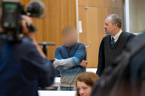 Die Angeklagten streiten die Vorwürfe ab. - © Peter Kneffel/dpa