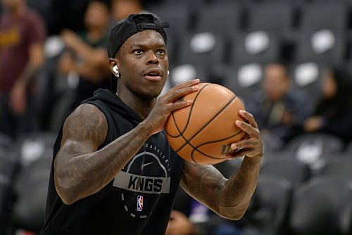Dennis Schröder kam von der Bank und legte neun Körbe der Mitspieler auf. - © Randall Benton/AP/dpa