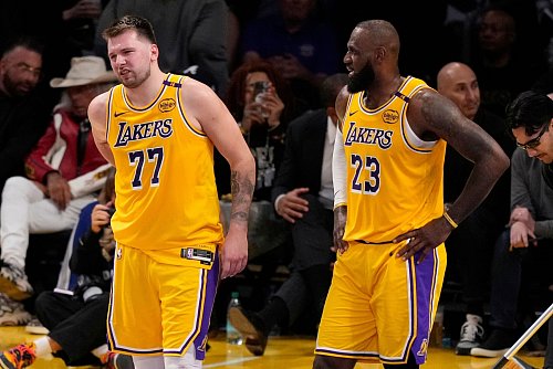 Luka Doncic (l) schied mit den Lakers in der vergangenen Saison in den Playoffs früh aus. - © Mark J. Terrill/AP/dpa