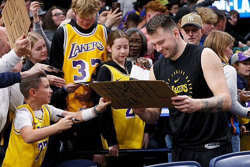 Luka Doncic dankt den Fans für ihre Unterstützung. - © Nate Billings/AP/dpa